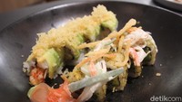 Mampir ke restoran Jepang tak lengkap tanpa cicip sushi. Isuka tawarkan sushi fusion berupa Dragon Roll. Foto: detikfood