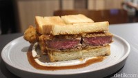 Sando adalah sebutan sandwich dalam bahasa Jepang. Isuka punya sando isi daging meltique yang lumer juicy. Foto: detikfood
