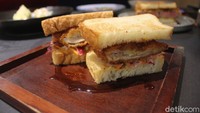 Selain sando isi daging, ada juga sando isi chicken katsu yang gurih renyah. Harga sando berkisar dari Rp 80-90 ribu. Foto: detikfood