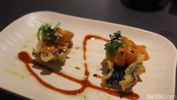 Tacoshi dari deretan menu pembuka layak dicicipi. Menu ini menggabungkan renyahnya tempura nori dengan salmon tartar. Foto: detikfood