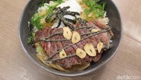  Pencinta nasi tak perlu khawatir karena Isuka juga punya Gyu Don Donburi. Menu Rp 90 ribu berisi topping daging sapi panggang, onsen egg, dan pelengkap black garlic aioli. Foto: detikfood