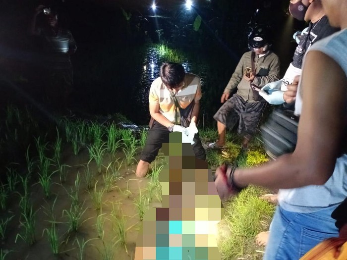 Jebakan tikus listrik di Ngawi menelan korban jiwa lagi. Dalam dua pekan terakhir, ada 5 korban tewas tersetrum jebakan tikus di Ngawi.