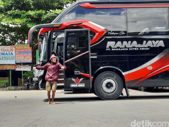 Jelang libur Natal dan Tahun Baru (Nataru) belum ada tanda-tanda peningkatan jumlah penumpang baik di Terminal Giwangan, Kota Yogyakarta dan Terminal Jombor, Sleman. Di dua terminal itu masih terpantau sepi.