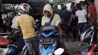 Tidak tegasnya petugas SPBU membuat antrean ditempat ini tidak terkendali dan semrawut. Tidak tegasnya petugas SPBU membuat antrean ditempat ini tidak terkendali dan semrawut.