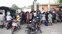Warga yang membawa jeriken langsung menyerobot barisan tanpa mau mengantre dan tak beraturan seperti ini. Duh,... Warga yang membawa jeriken langsung menyerobot barisan tanpa mau mengantre dan tak beraturan seperti ini. Duh,...
