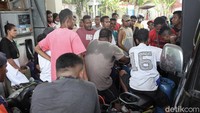 Kesadaran masyarakat yang tidak mau mengantre dalam mengisi BBM dan petugas SPBU yang lebih mendahulukan masyarakat yang mengisi BBM dengan jeriken, membuat masyarakat yang membawa kendaraan roda empat membutuhkan waktu lebih lama.  