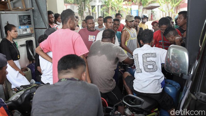 Kacaunya Isi BBM di Perbatasan RI-Timor Leste Antrean semrawut tampak terlihat di SPBU Pertamina di kawasan Kamanasa, Kabupaten Malaka, Timor Tengah Selatan, NTT.