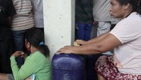 Terbatasnya BBM diperbatasan ini membuat masyarakat merugi jika yang didahulukan adalah pengisian jeriken. Terbatasnya BBM diperbatasan ini membuat masyarakat merugi jika yang didahulukan adalah pengisian jeriken.