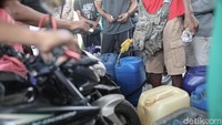 Tampak warga disana bisa membawa 2-3 jeriken untuk sekali ngisi di SPBU ini. Tampak warga disana bisa membawa 2-3 jeriken untuk sekali ngisi di SPBU ini.