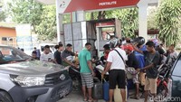 SPBU ini biasanya hanya buka 2-3 jam saja, karena cepat habisnya pasokan BBM yang terbatas. SPBU ini biasanya hanya buka 2-3 jam saja, karena cepat habisnya pasokan BBM yang terbatas.