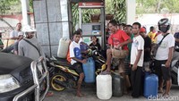 Warga yang membawa kendaraan roda empat harus menunggu kurang lebih satu jam untuk mengisi BBM. Warga yang membawa kendaraan roda empat harus menunggu kurang lebih satu jam untuk mengisi BBM.
