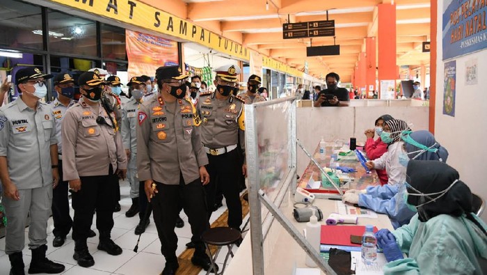 Operasi Lilin 2020, Kakorlantas Irjen Istiono  mengecek Terminal Kampung Rambutan.
