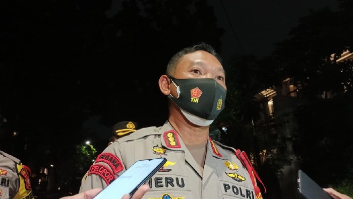 Kapolres Jakpus Kombes Heru Novianto menjelaskan soal ledakan di depan kantor KAMI
