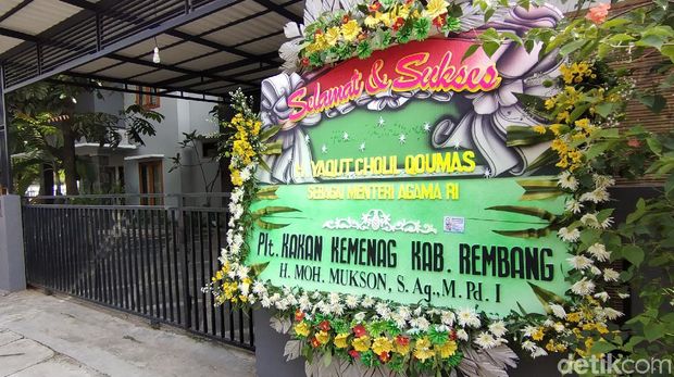 Karangan bunga selamat jadi Menag berdatangan ke rumah Gus Yaqut di Rembang