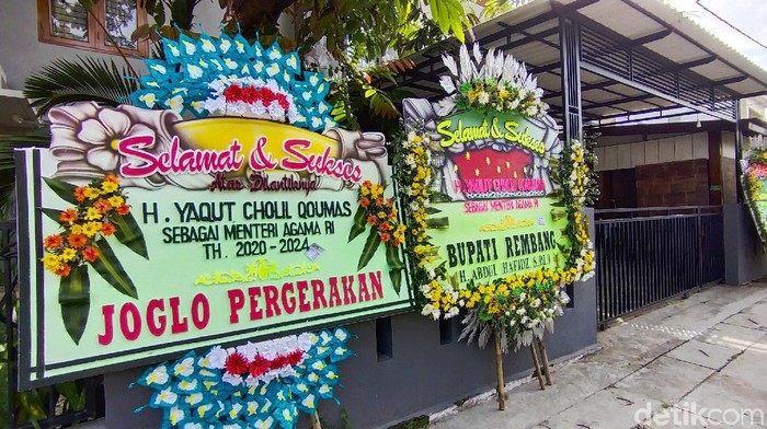 Karangan bunga selamat jadi Menag berdatangan ke rumah Gus Yaqut di Rembang