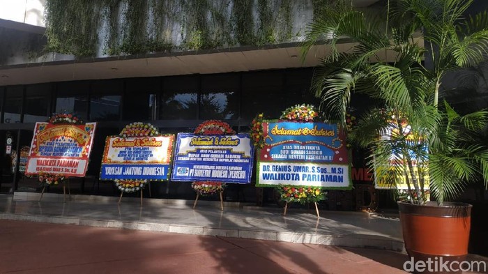 Budi Gunadi Sadikin Jadi Menkes, Karangan Bunga Berdatangan di Kemenkes