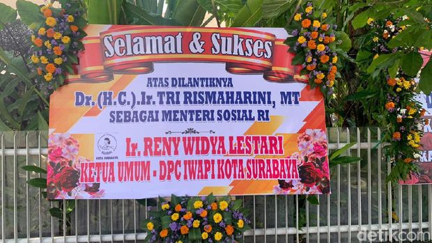 Karangan bunga untuk wali kota tri rismaharini