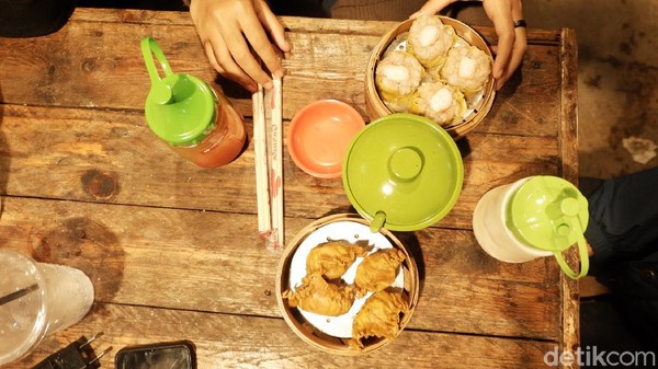 Satu porsi dimsum harganya cukup murah, mulai dari Rp 13 ribu berisi 4 biji, dengan ukuran lebih besar dari dimsum lainnya. Cukup untuk mengganjal perut sambil berbincang dengan teman atau pasangan. (Siti Fatimah/detikTravel) Satu porsi dimsum harganya cukup murah, mulai dari Rp 13 ribu berisi 4 biji, dengan ukuran lebih besar dari dimsum lainnya. Cukup untuk mengganjal perut sambil berbincang dengan teman atau pasangan. (Siti Fatimah/detikTravel)