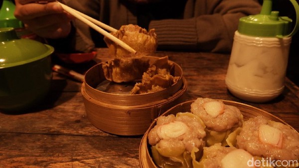 Lokasinya yang dekat dengan kedai kopi juga menambah daya tarik pengunjung. Tak jarang pengunjung akan membeli dimsum dan es kopi susu atau sajian kopi lainnya. (Siti Fatimah/detikTravel) Lokasinya yang dekat dengan kedai kopi juga menambah daya tarik pengunjung. Tak jarang pengunjung akan membeli dimsum dan es kopi susu atau sajian kopi lainnya. (Siti Fatimah/detikTravel)