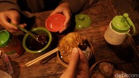 Jika berkunjung ke Bandung Timur tidak ada salahnya untuk mencoba dimsum buatan lokal ini. Kedai ini buka setiap hari dari pukul 17.00 WIB sampai 23.00 WIB. (Siti Fatimah/detikTravel)