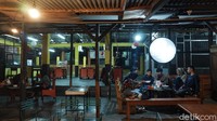 Suasana kedai yang tak terlalu ramai memberikan atmosfer berbeda bagi millenial yang ingin berkumpul sambil menyantap hidangan dimsum hangat. Apalagi dipadukan dengan kopi, memberikan kesan yang berbeda dibandingkan tempat lainnya. (Siti Fatimah/detikTravel)