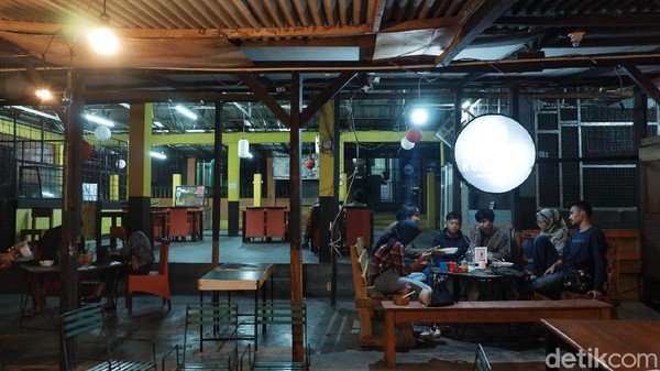 Suasana kedai yang tak terlalu ramai memberikan atmosfer berbeda bagi millenial yang ingin berkumpul sambil menyantap hidangan dimsum hangat. Apalagi dipadukan dengan kopi, memberikan kesan yang berbeda dibandingkan tempat lainnya. (Siti Fatimah/detikTravel) Suasana kedai yang tak terlalu ramai memberikan atmosfer berbeda bagi millenial yang ingin berkumpul sambil menyantap hidangan dimsum hangat. Apalagi dipadukan dengan kopi, memberikan kesan yang berbeda dibandingkan tempat lainnya. (Siti Fatimah/detikTravel)