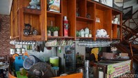 Di sini juga menyajikan beragam cemilan untuk menemani kopi. Harga minuman di sini tak mahal kok, mulai dari Rp 8.000 saja.