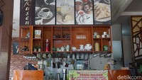 Beragam menu minuman yang disajikan di sini. Mulai dari olahan kopi Singkawang, hingga minuman manis lainnya baik dalam bentuk panas atau dingin.
