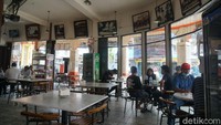 Usus punya cerita kedai ini adalah tempat kopi tertua di Singkawang yang telah ada semenjak tahun 1955. Berarti usianya telah 65 tahun.
