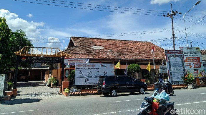 Enam orang KPU Ponorogo positif COVID-19 hingga kantor lockdown. Itu merupakan hasil tes swab yang diikuti 38 orang usai menggelar Pilkada 2020.