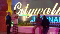 Dari pantauan detikTravel, puluhan warga datang ke kawasan City Walk di Jalan Sunan Kudus ini mulai hari Senin (21/12) malam. Mereka datang mulai dari remaja hingga yang sudah berkeluarga. (Dian Utoro Aji/detikTravel)