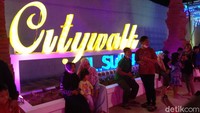 Plt Bupati Kudus HM Hartopo mengatakan di Kudus City Walk nantinya ada sejumlah PKL yang ada sepanjang pedestrian. Tidak hanya itu, kata dia City Walk akan dibentuk dengan suasana klasik dan kuno. Jadi ada yang lesehan kita bentuk yang manis. Dan untuk tenda-tenda itu semuanya sama (mirip Malioboro), ujar Hartopo. (Dian Utoro Aji/detikTravel)