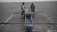 Nelayan di Malaka nampaknya masih menerapkan cara tradisional dalam memancing dan mencari ikan.