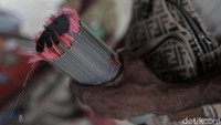 Beda dengan kebanyakan nelayan, Frans masih menggunakan alat pancing tradisional bernama tonda.