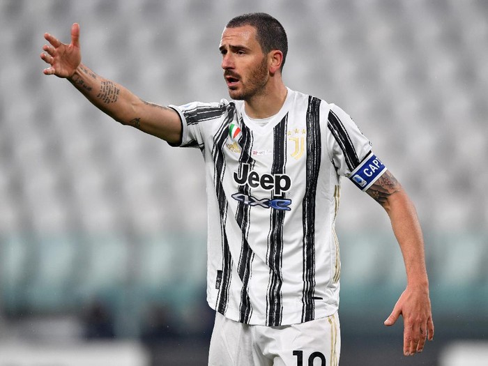 TURIN, ITALY - DECEMBER 05: Leonardo Bonucci of Juventus reacts during the Serie A match between Juventus and Torino FC at Allianz Stadium on December 05, 2020 in Turin, Italy. Football Stadiums around Italy remain empty due to the Coronavirus Pandemic as Government social distancing laws prohibit fans inside venues resulting in fixtures being played behind closed doors. (Photo by Valerio Pennicino/Getty Images)