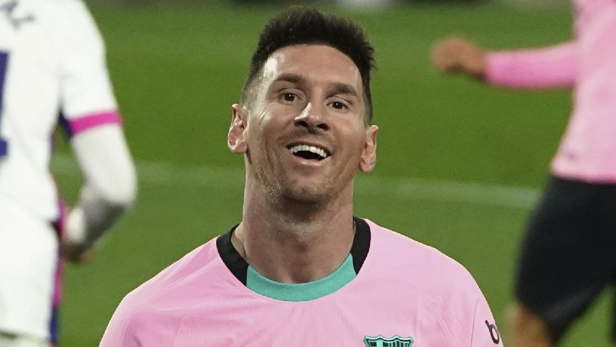 Lionel Messi kini menyandang status pemain dengan gol terbanyak di satu klub. (Foto: AP/Cesar Manso)