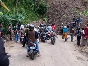 Longsor Kembali Timbun Akses Alternatif Geopark Ciletuh Sukabumi