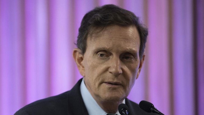 (FILES) In this file photo taken on May 20, 2019, Rio de Janeiros mayor, Marcelo Crivella, attends a ceremony at the Federation of Industries of Rio de Janeiro (FIRJAN) headquarters in Rio de Janeiro. - Crivella was arrested by police on December 22, 2020 following corruption investigations, according to reports. (Photo by MAURO PIMENTEL / AFP)