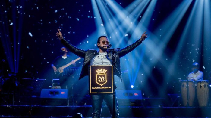 Paras Pemuda asal Indonesia, Maruli Tampubolon menghiasi Times Square, New York dengan lagu terbarunya Never Stand Alone. Lagu ini di ditulis dan diprakarsai oleh Producer Gospel Artha Meris Simbolon yang pernah mendatangkan sederet artis International seperti Israel Houghton di Indonesian Gospel Festival 2018.