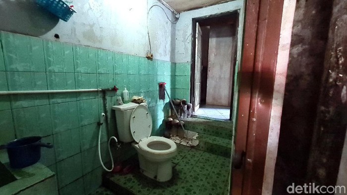 Melihat lorong rahasia tempat penyimpanan ribuan botol miras di Sukabumi