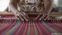 Riwu biasa membuat tenun dengan motif bunga, bintang dan gambaran manusia.