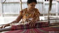 Lama pengerjaan tenun untuk perempuan bisa mencapai 2-3 minggu, sedangkan untuk laki-laki sekitar 1-2 minggu.