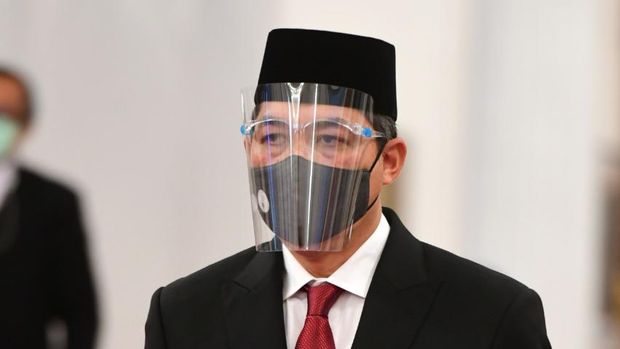 Menteri Perdagangan Muhammad Lutfi mengikuti upacara pelantikan di Istana Negara, Jakarta, Rabu (23/12/2020). Menteri Perdagangan Muhammad Lutfi mengikuti upacara pelantikan di Istana Negara, Jakarta, Rabu (23/12/2020). Presiden melantik enam menteri untuk menggantikan posisi menteri lama (reshuffle) dan lima wakil menteri, diantaranya Tri Rismaharini sebagai Menteri Sosial, Sakti Wahyu Trenggono sebagai Menteri Kelautan dan Perikanan, Yaqut Cholil Qoumas sebagai Menteri Agama, Budi Gunadi Sadikin sebagai Menteri Kesehatan, Sandiaga Salahudin Uno sebagai Menteri Pariwisata dan Ekonomi Kreatif serta M Lutfi sebagai Menteri Perdagangan. (BPMI Setpres/Muchlis Jr)