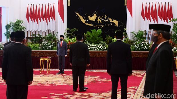 President Jokowi inaugurated 6 new ministers and 5 vice ministers this morning.  They were sworn in simultaneously at the State Palace in central Jakarta.