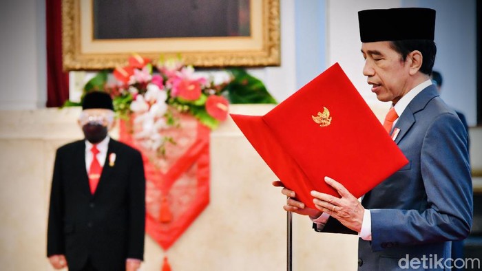 Presiden Jokowi melantik 6 menteri dan 5 wakil menteri baru pagi tadi. Mereka dilantik berbarengan di Istana Negara, Jakarta Pusat.