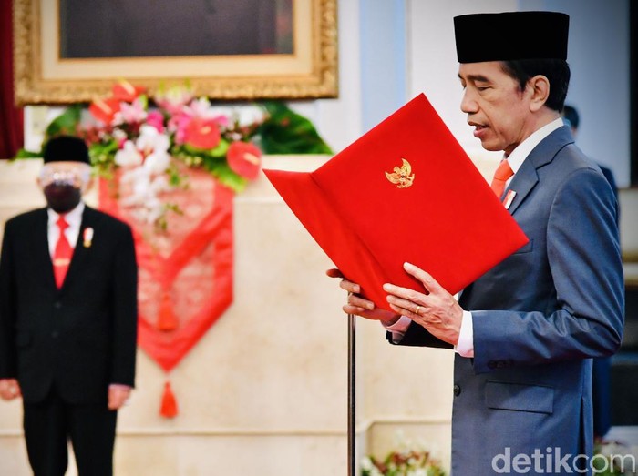 Presiden Jokowi melantik 6 menteri dan 5 wakil menteri baru pagi tadi. Mereka dilantik berbarengan di Istana Negara, Jakarta Pusat.