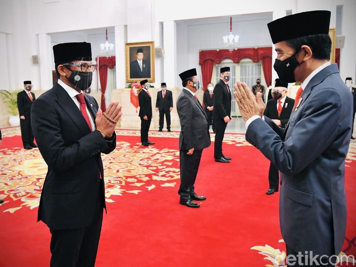 Presiden Jokowi melantik 6 menteri dan 5 wakil menteri baru pagi tadi. Mereka dilantik berbarengan di Istana Negara, Jakarta Pusat.
