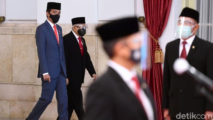 Presiden Jokowi melantik 6 menteri dan 5 wakil menteri baru pagi tadi. Mereka dilantik berbarengan di Istana Negara, Jakarta Pusat.
