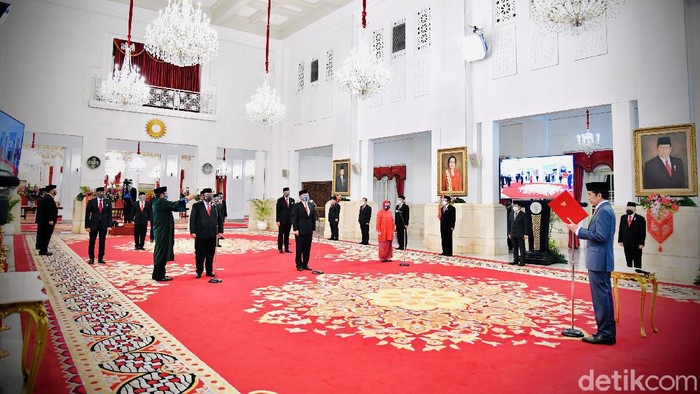 Presiden Jokowi melantik 6 menteri dan 5 wakil menteri baru pagi tadi. Mereka dilantik berbarengan di Istana Negara, Jakarta Pusat.