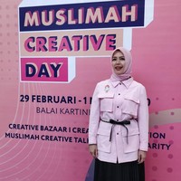 Ketika menghadiri sebuah acara, istri Sandiaga Uno ini tampil cantik dengan hijab dan atasan kemeja pastel pink. Hijabnya dililit rapi ke belakang dengan menggunakan satu jarum pentul. Foto: Instagram @nurasiauno.